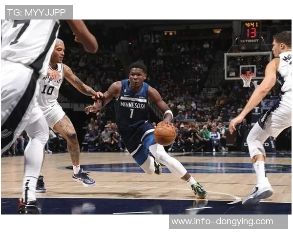 爱德华兹表现出色第三节独揽15分助球队轻松取胜19投9中斩获25分7篮板5助攻