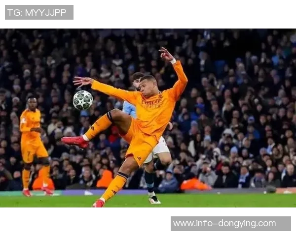 姆巴佩争抢中意外倒地主动示意换人球迷心忧望无大碍